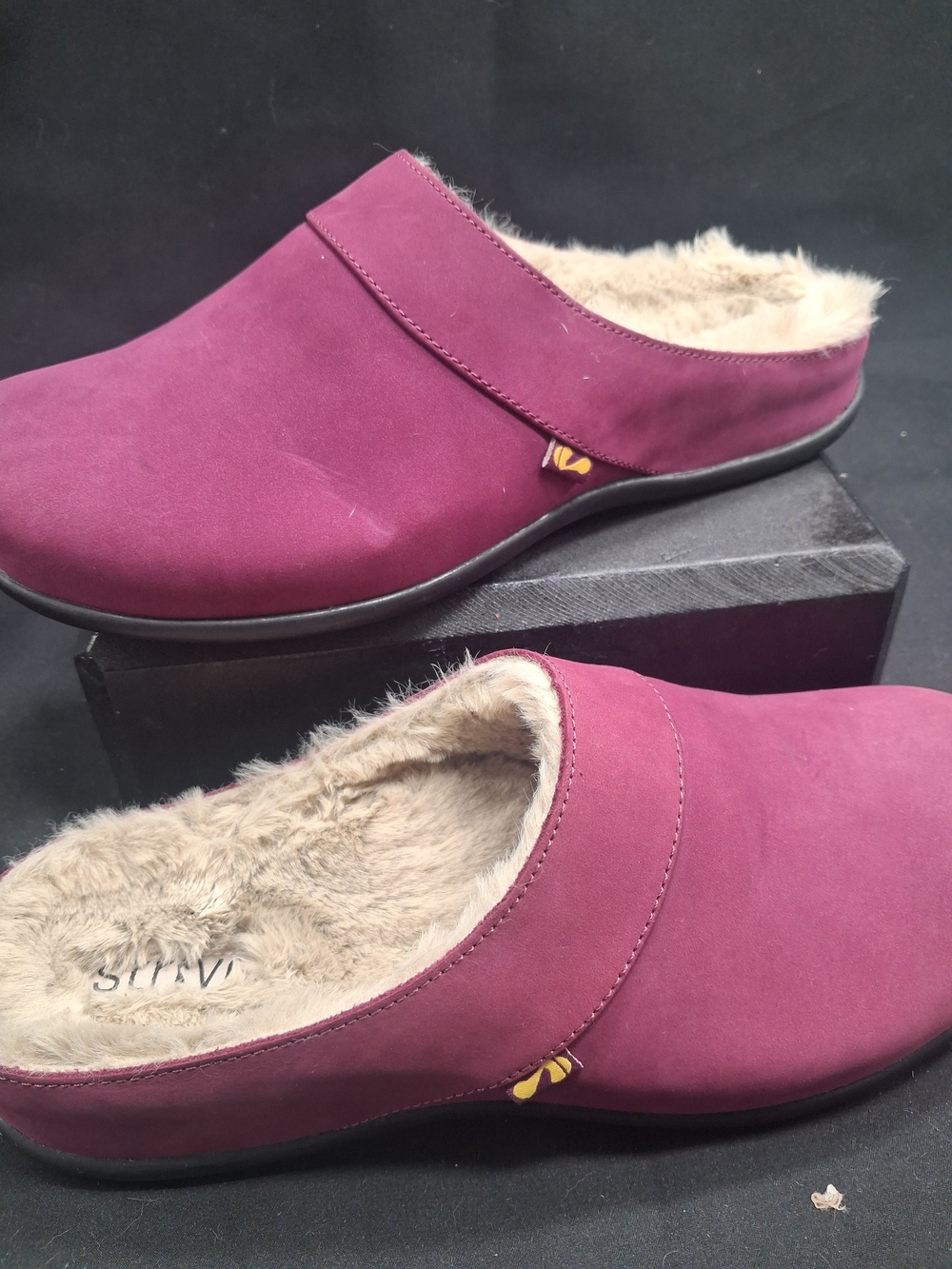 Plush-Lined Women’s Slip-On Clogs in Berry Plum